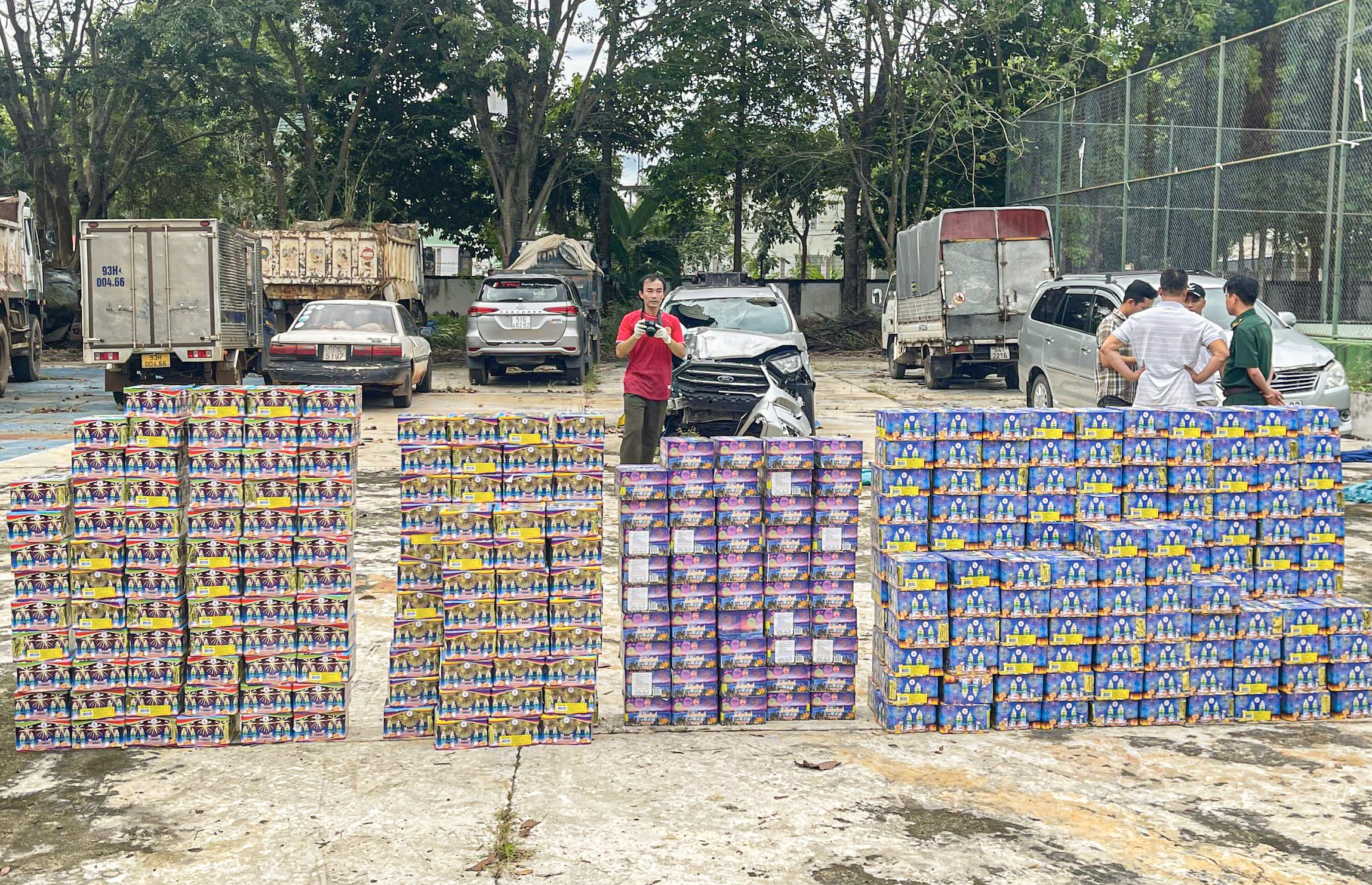 Canh sat truy duoi oto cho hon nua tan phao tren quoc lo hinh anh