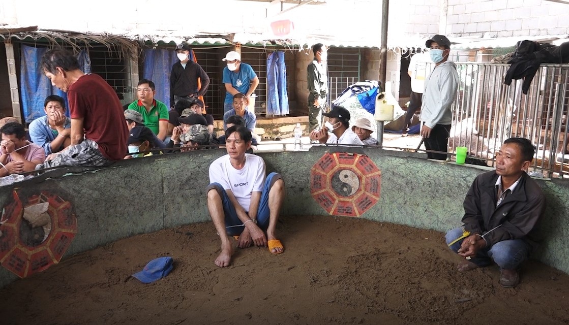 Hon 100 canh sat vay bat truong ga o Phan Thiet hinh anh