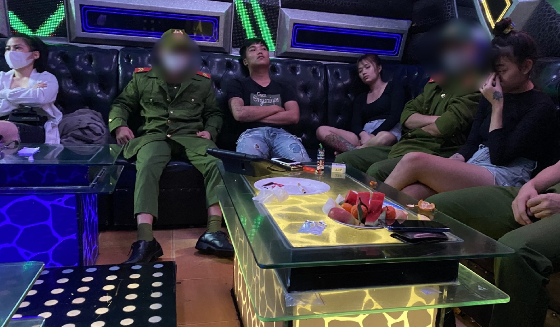 Nhom 6 nam nu phe ma tuy trong quan karaoke New Wave hinh anh