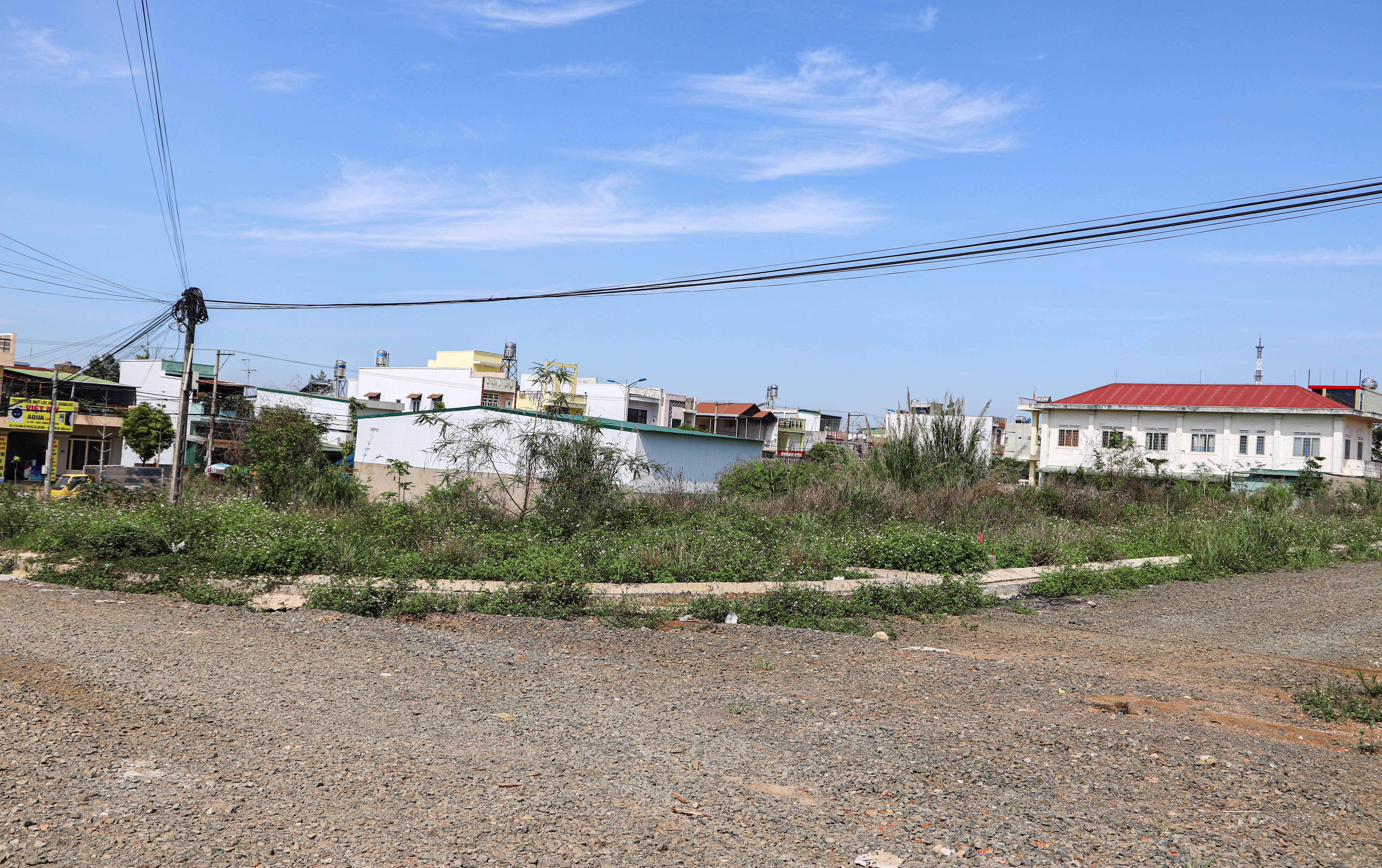 Giao sai hon 70 lo dat, nguyen Bi thu TP Bao Loc bi xem xet ky luat hinh anh