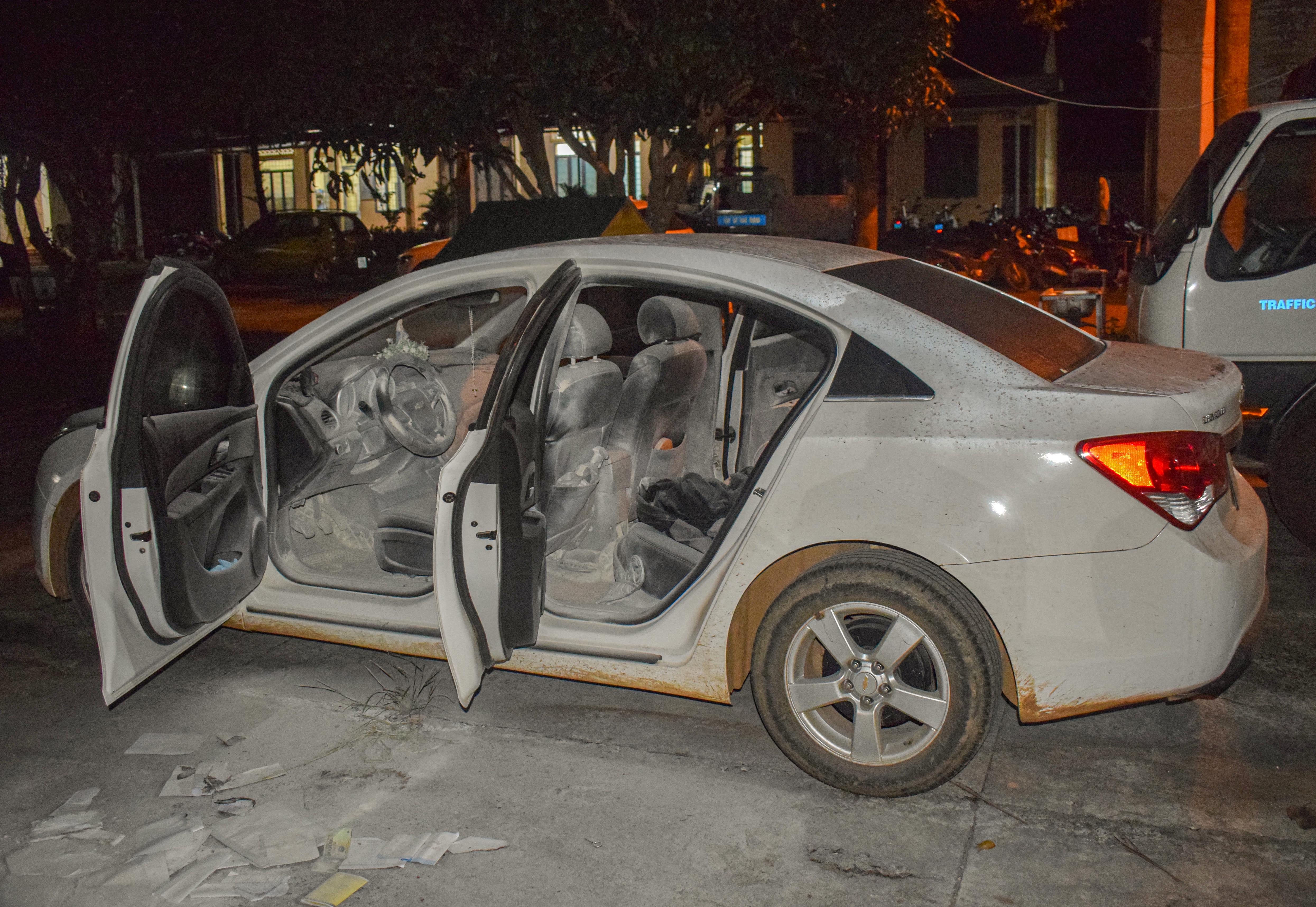 Vi pham nong do con, nguoi dan ong dot giay to lam chay oto hinh anh