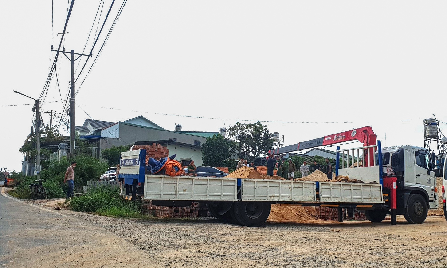 Xe cau vuong day dien, chu cua hang vat lieu bi giat tu vong hinh anh