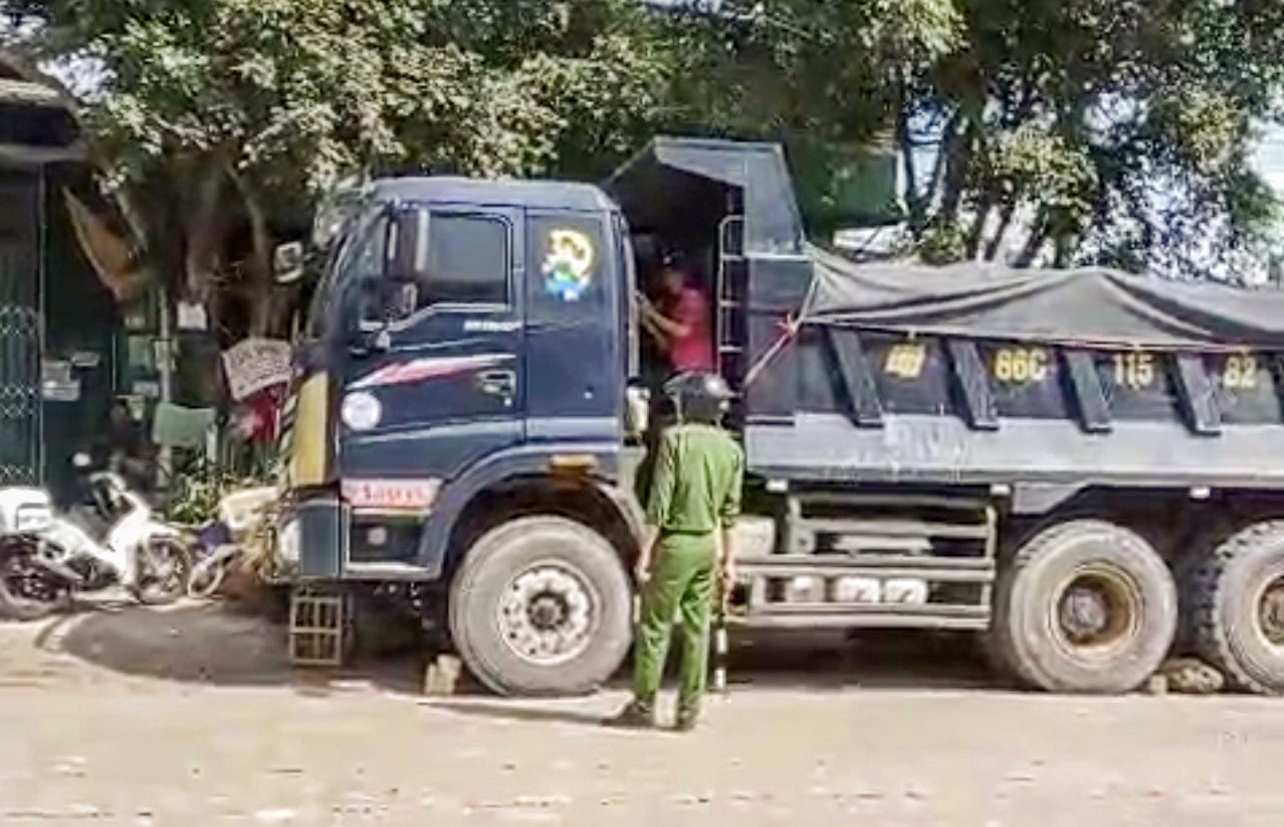 Nam thanh nien phe ma tuy, trom xe ben bo chay hinh anh