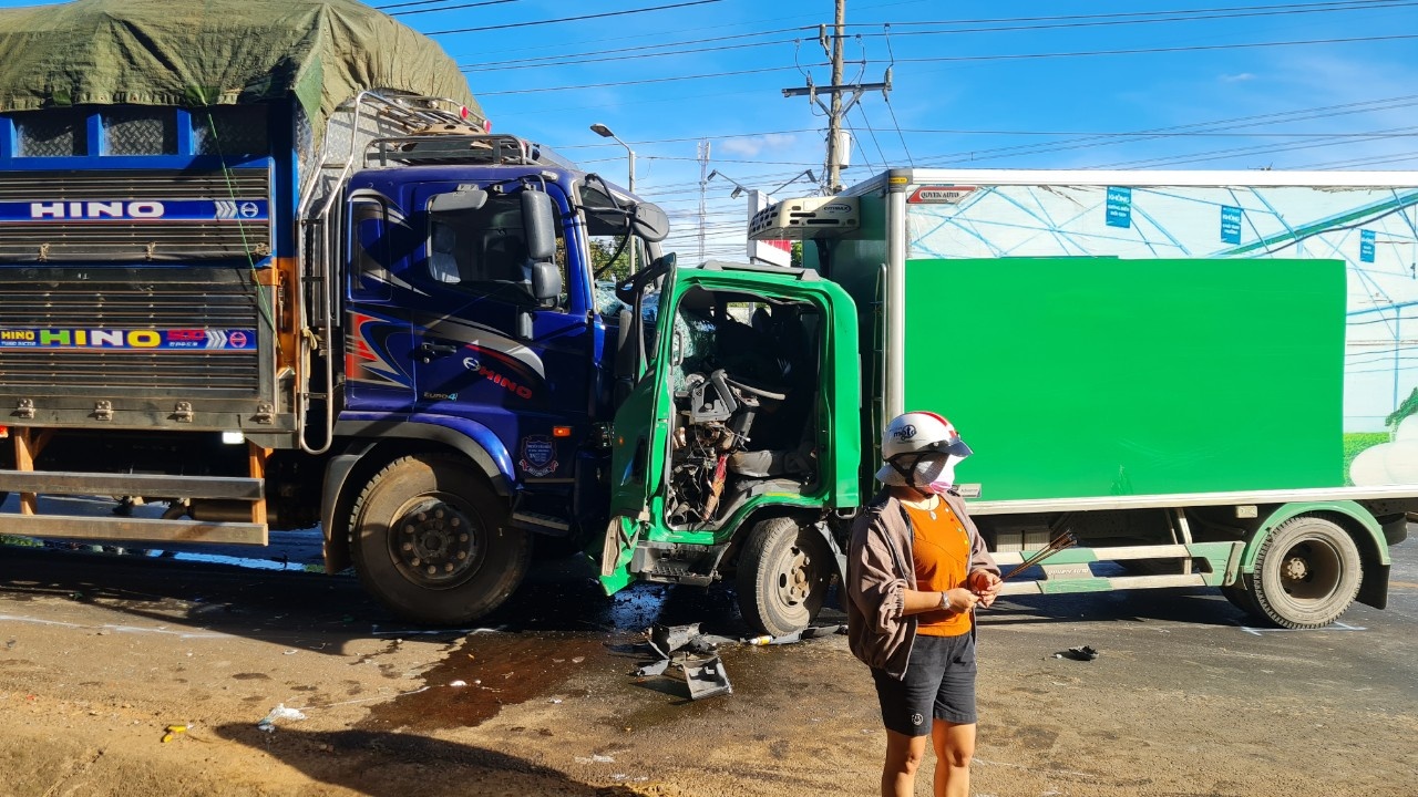 Tai nan lien hoan giua 3 oto tren quoc lo 14, mot nguoi tu vong hinh anh