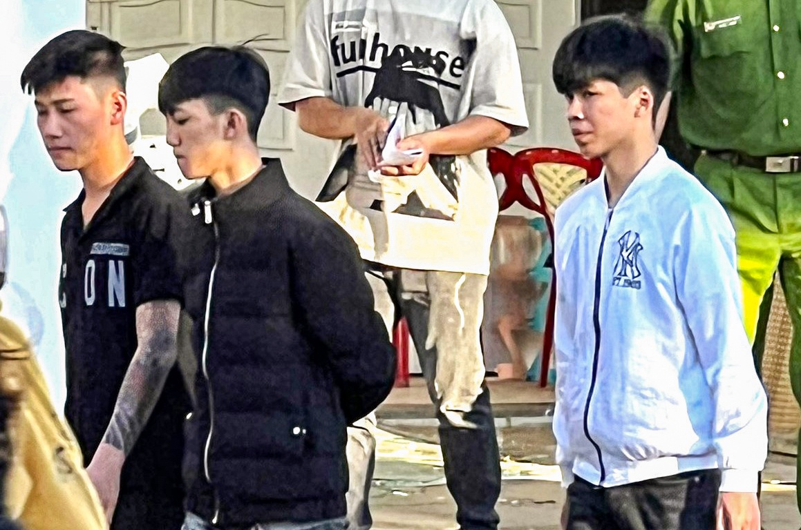 Bat khan cap 3 nghi can chem nguoi de dan mat hinh anh