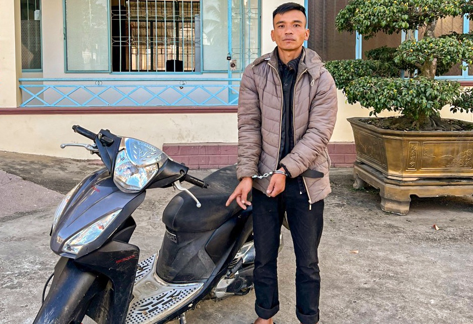 Trom xe may cua benh nhan mang vao nghia trang cat giau hinh anh