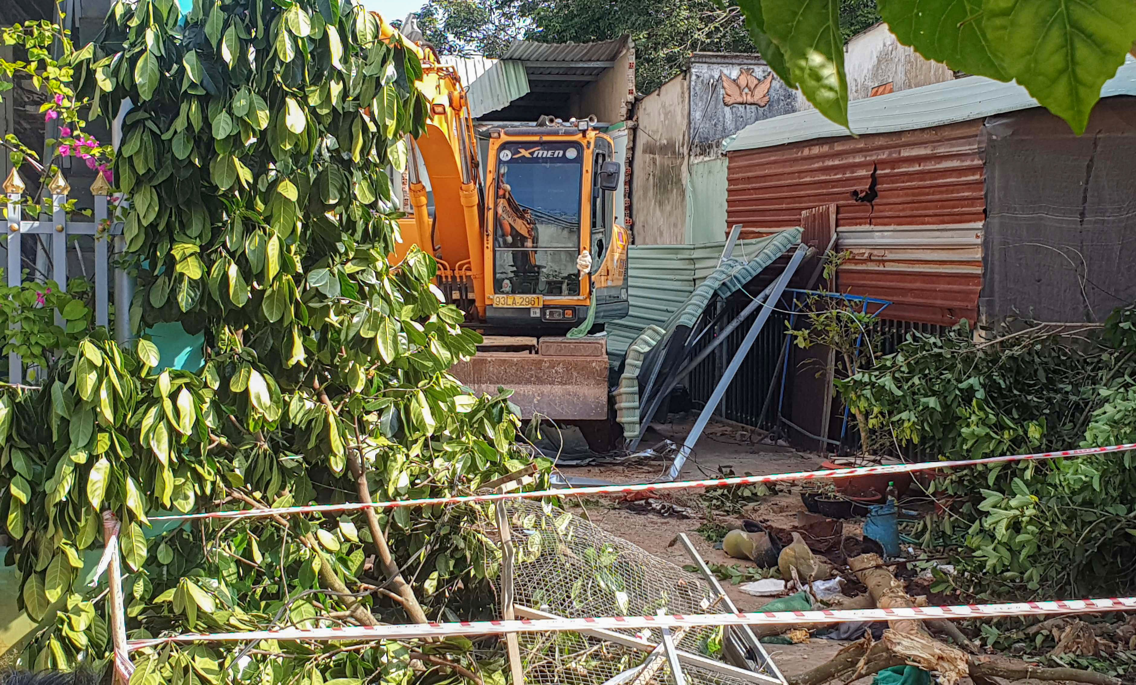 Nam thanh nien pha sap 2 can nha vi mau thuan hinh anh