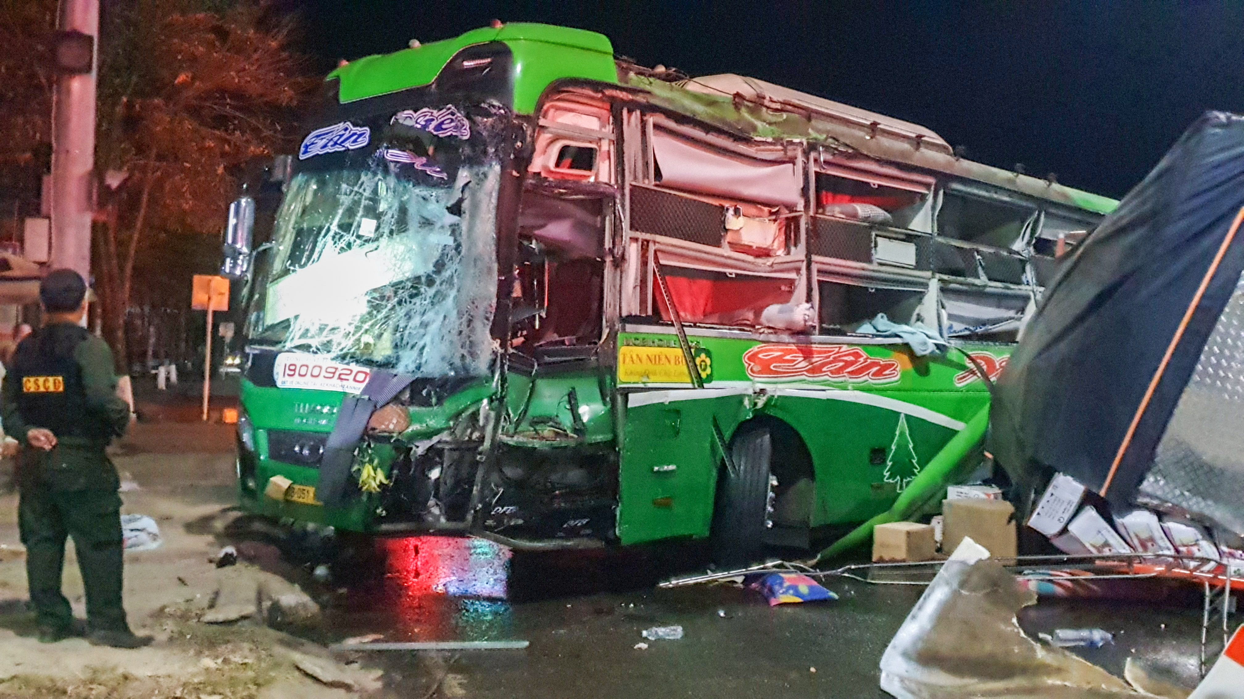 Xe giuong nam tong oto tai, tai xe vang khoi cabin hinh anh