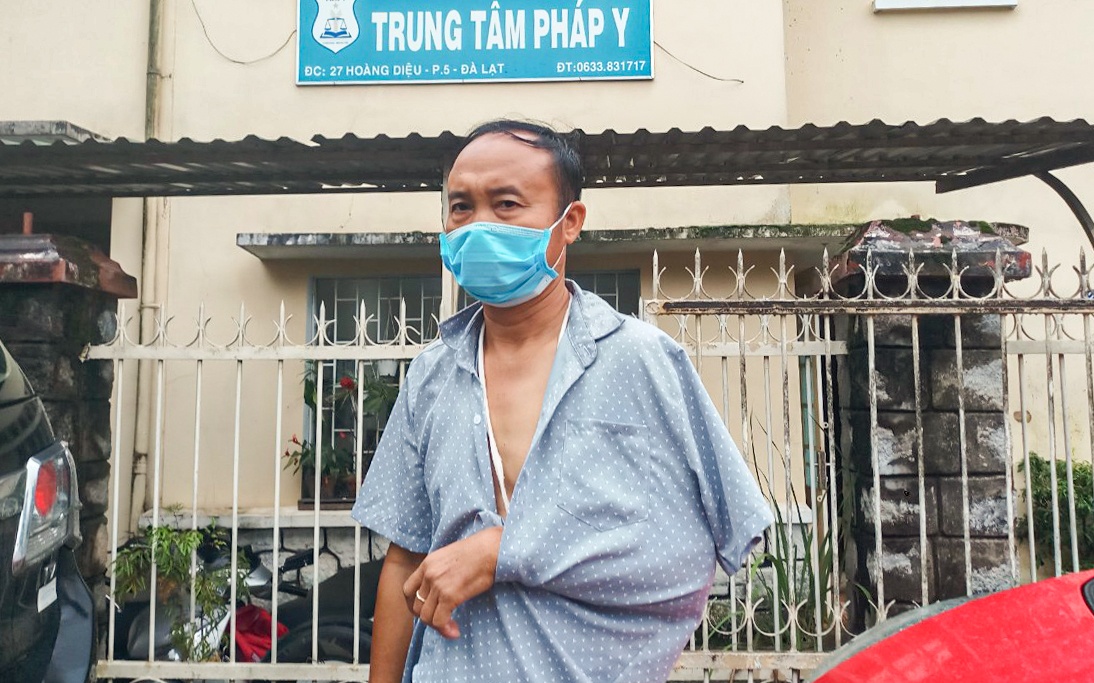 Khoi to vu an nguoi to giac pha rung bi danh nhap vien hinh anh