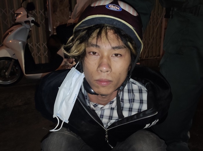 Canh sat co dong truy duoi, bat nghi pham cuop tai san giua pho hinh anh