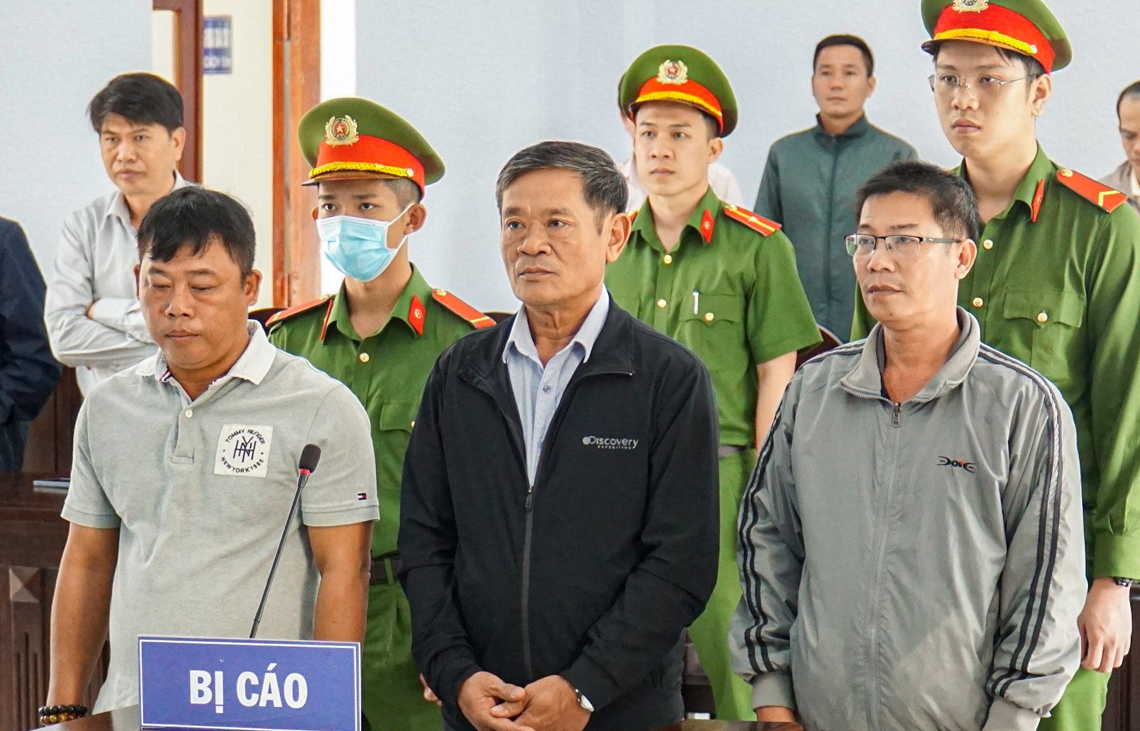 Tuyen an vu 3 thanh tra giao thong dung xe tren cau gay chet nguoi hinh anh