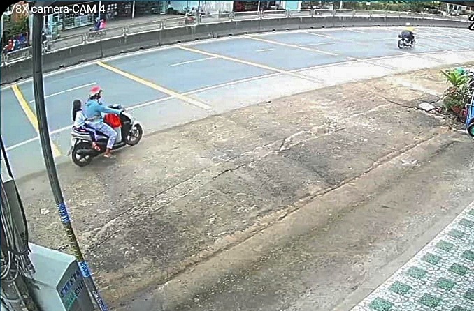 Du do be gai len xe may roi cuong doat doi bong tai hinh anh