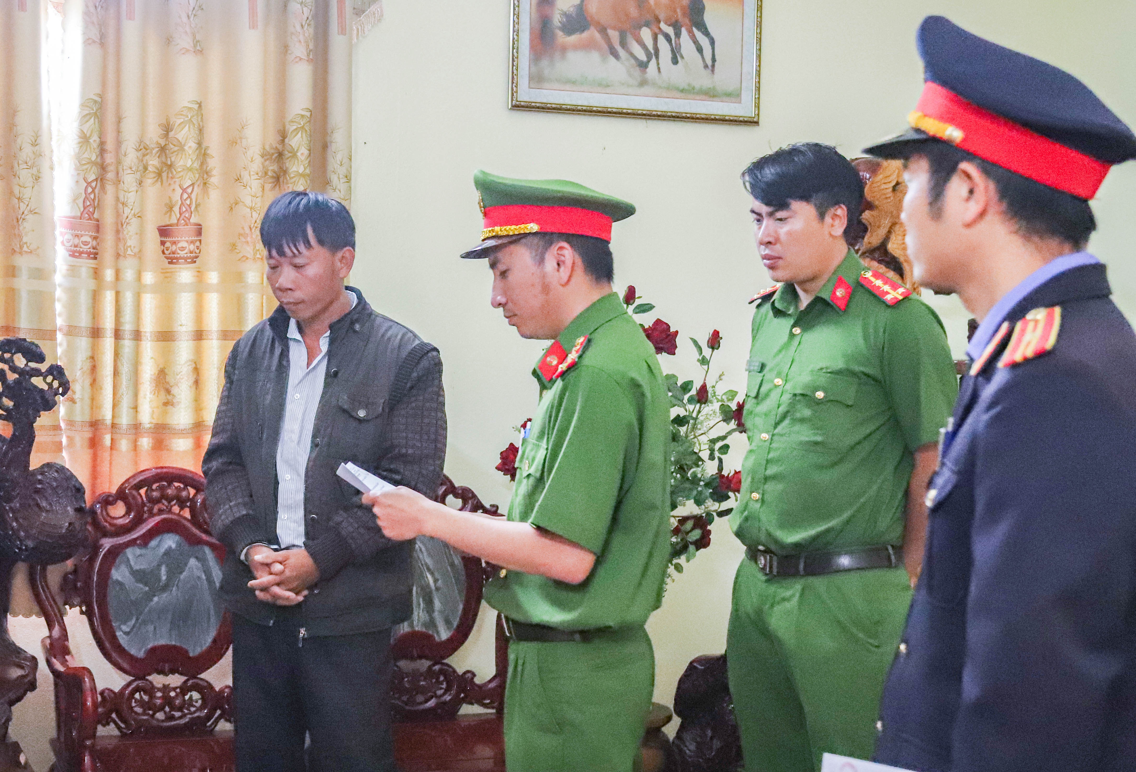 Bat tam giam nghi can danh nguoi to giac pha rung thong hinh anh