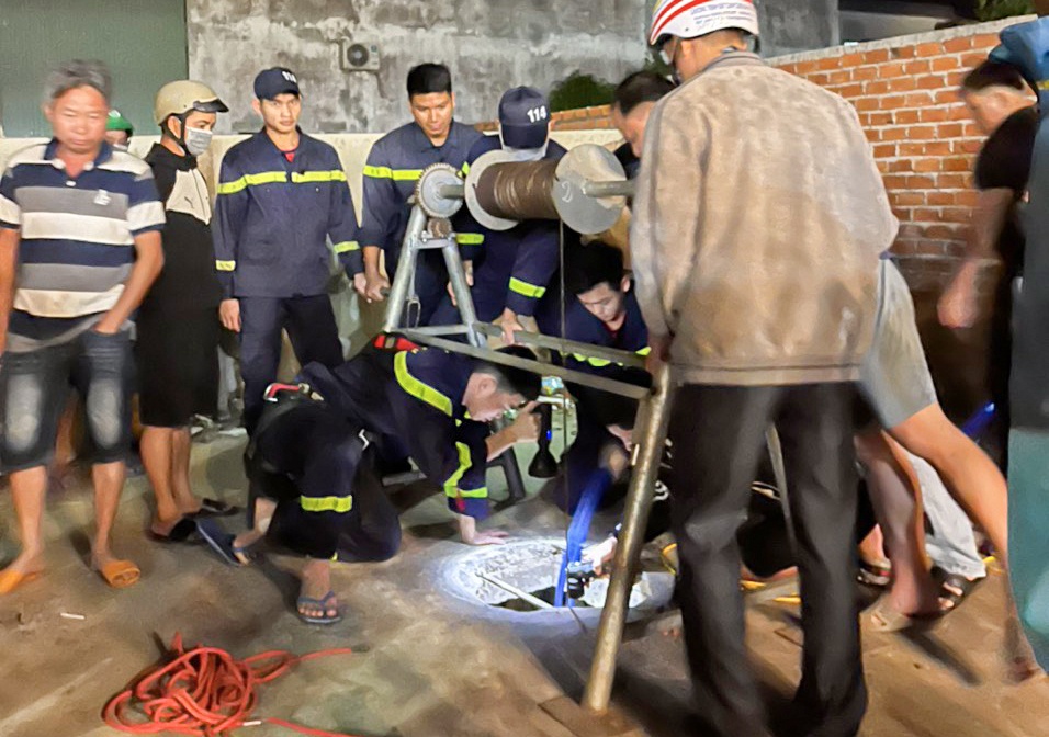 Giai cuu be trai roi xuong gieng sau 20 m hinh anh