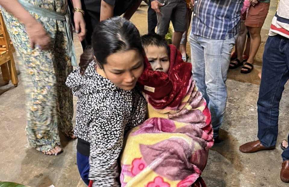 Khoanh khac canh sat giai cuu be trai roi xuong gieng hinh anh