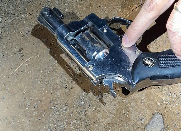 Bi truy duoi, nghi pham rut sung ban tra canh sat hinh anh