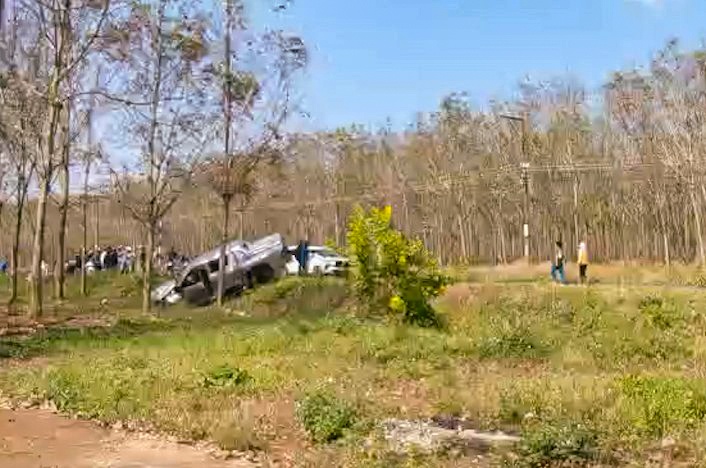 Oto ban tai mat lai tong xe may, 2 nguoi tu vong hinh anh