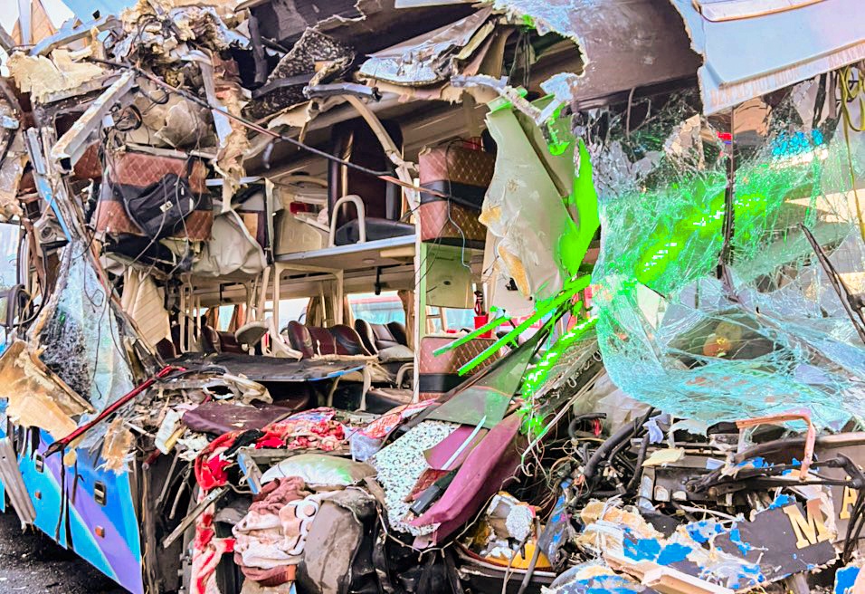 Oto giuong nam tong duoi xe container, 2 nguoi tu vong hinh anh