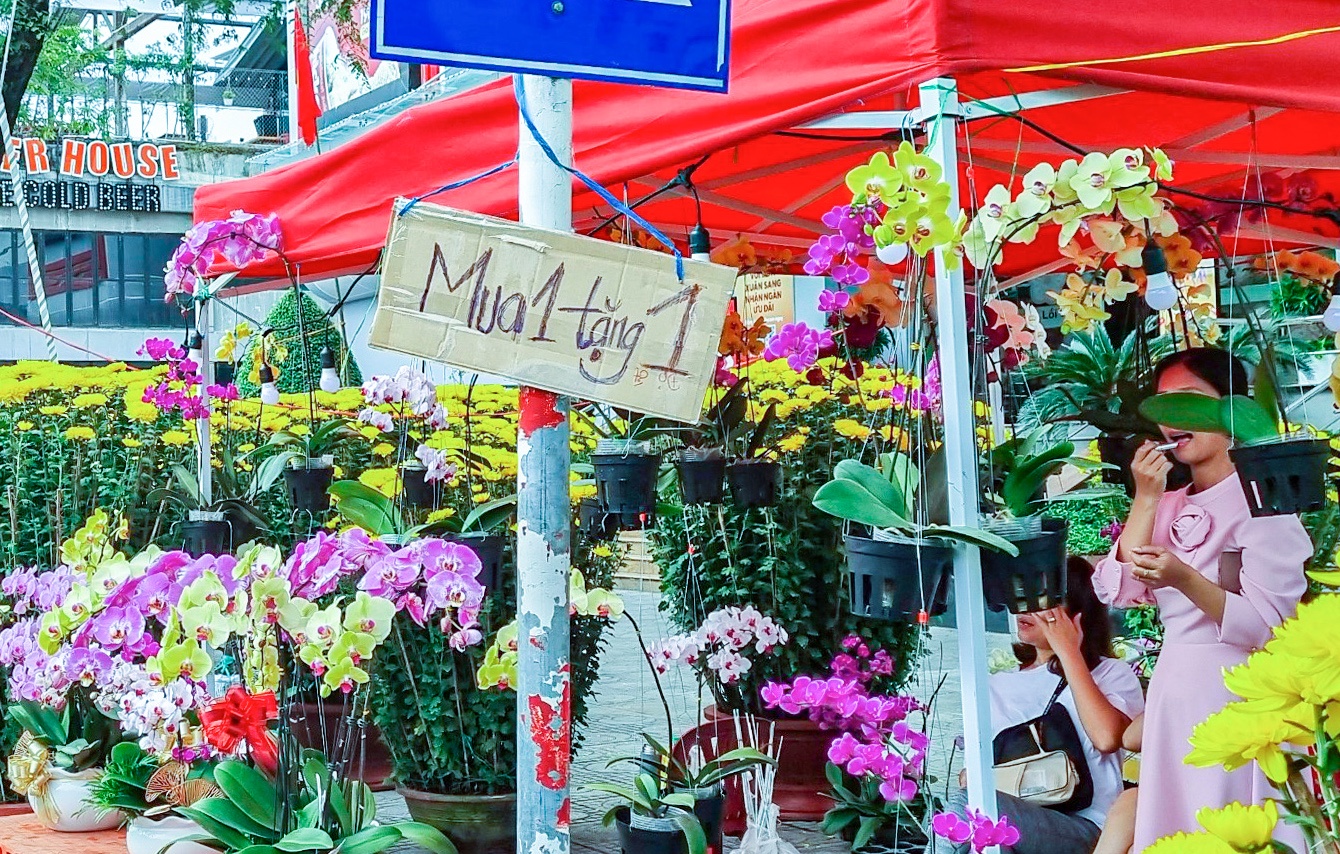 Hoa 'mua mot, tang mot' van e, rau tang gia gap 3-4 lan ngay 30 Tet hinh anh