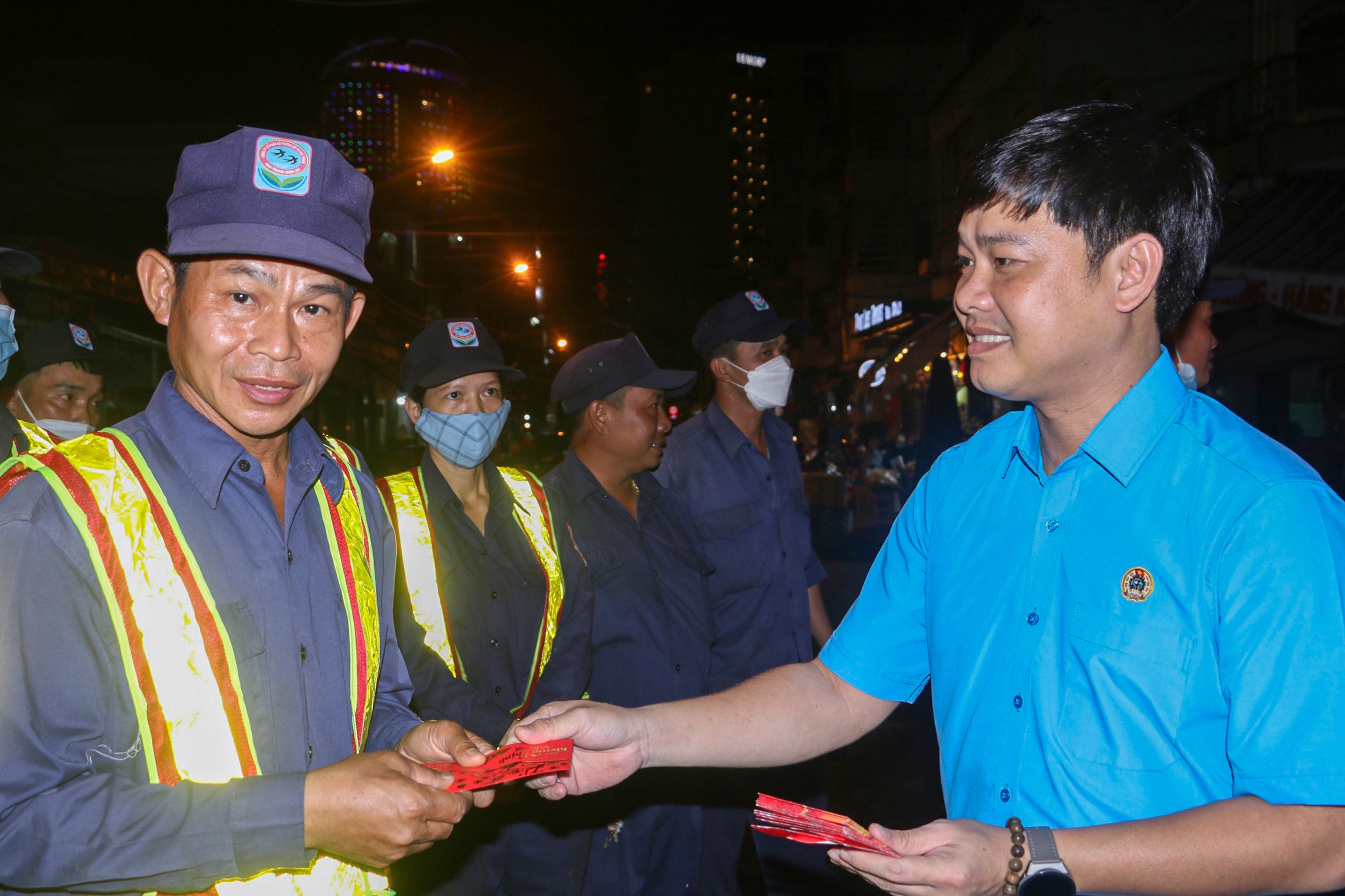 Nhung goi qua, bao li xi dem 30 Tet hinh anh