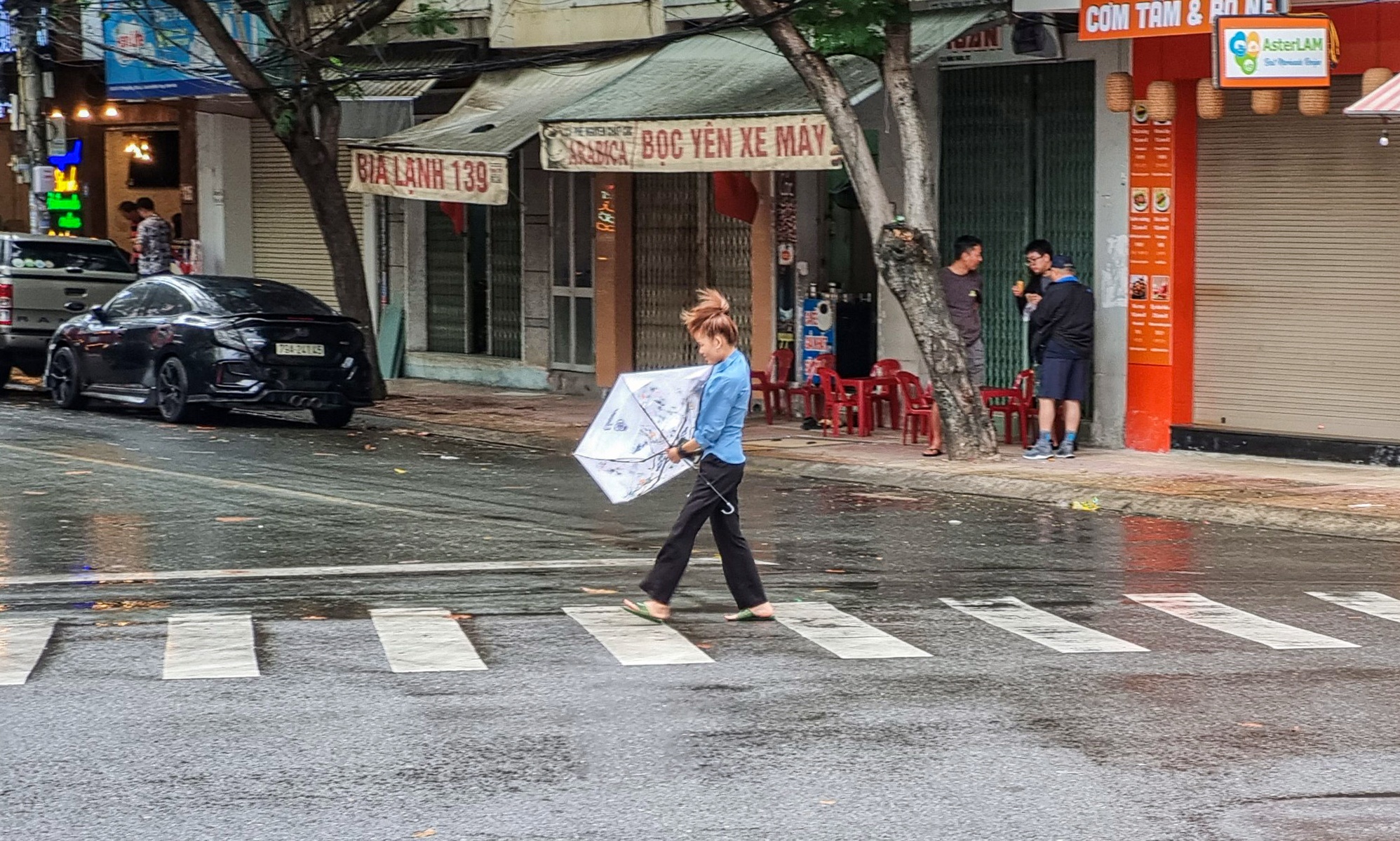 Du khach ‘chay mua’ o Nha Trang, Da Lat don 35.000 luot khach hinh anh