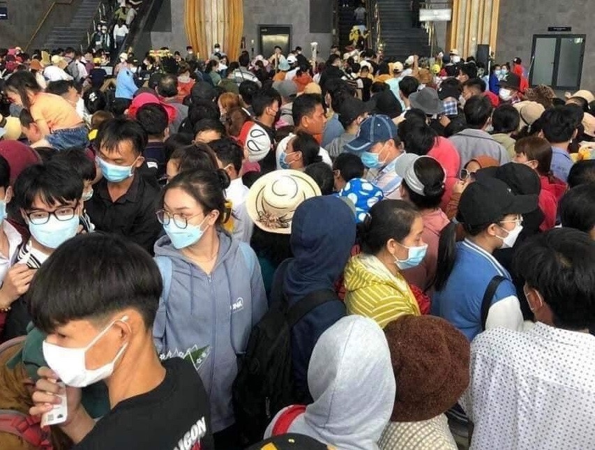 Bien nguoi chat kin khu du lich nui Ba Den ngay mung 4 Tet hinh anh