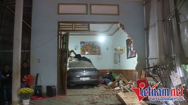 Hien truong xe 4 cho lao vao giua nha dan, tong tu vong nguoi dan ong hinh anh