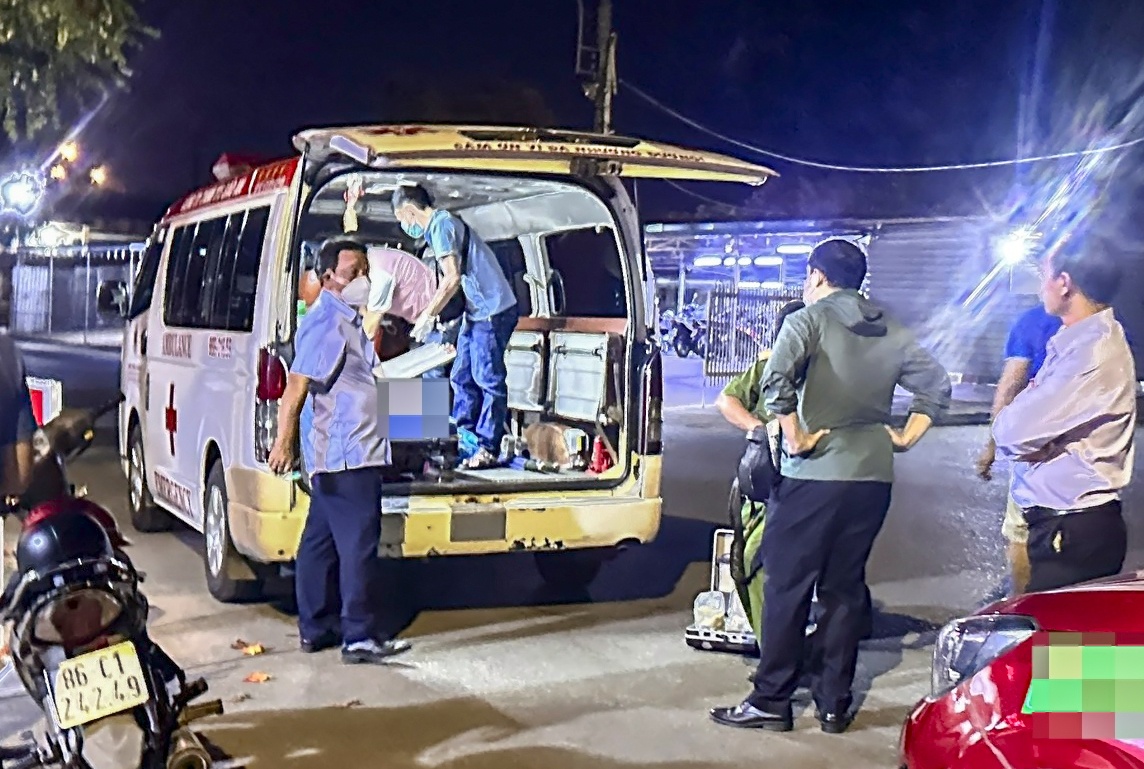 Mot du khach duoi nuoc khi tam bien o Phan Thiet hinh anh