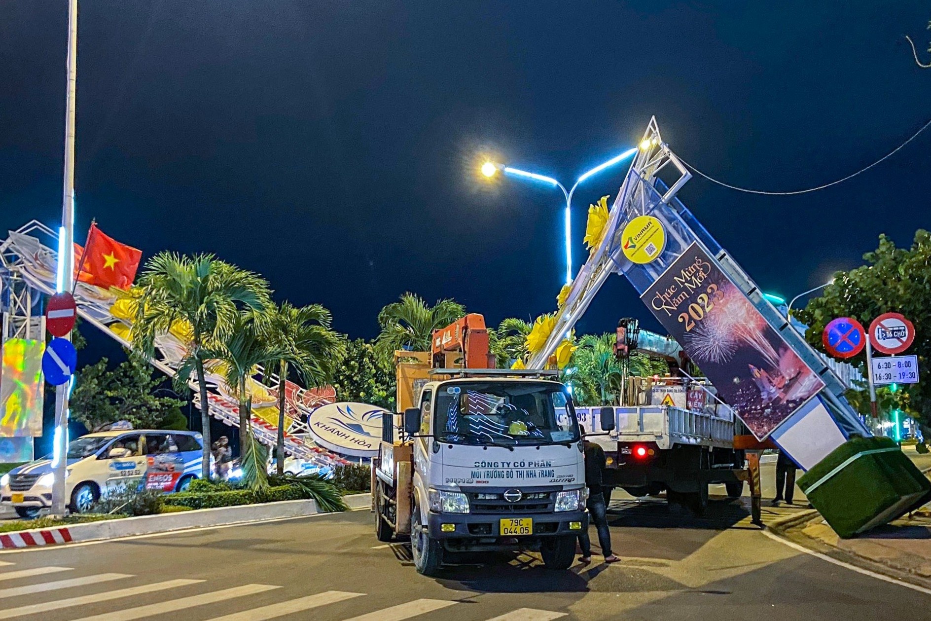 Sap cong trinh chao mung nam moi o Nha Trang hinh anh