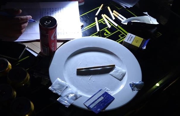 Tam giu hinh su 14 nguoi su dung ma tuy trong nha nghi hinh anh