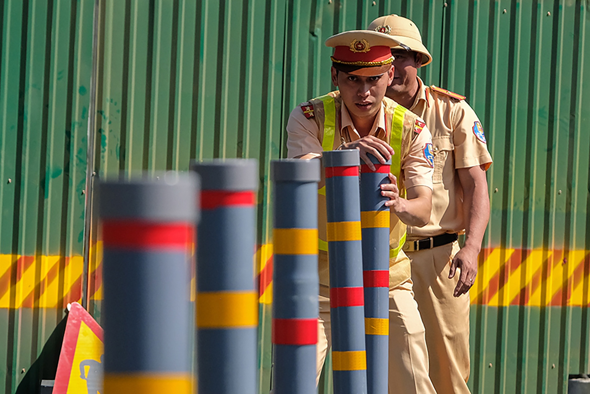 Canh sat 'met nhoai' phan luong ngay dau dong deo Prenn len Da Lat hinh anh