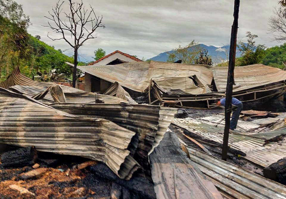 Xuong go rong 500 m2 chay rui trong dem hinh anh