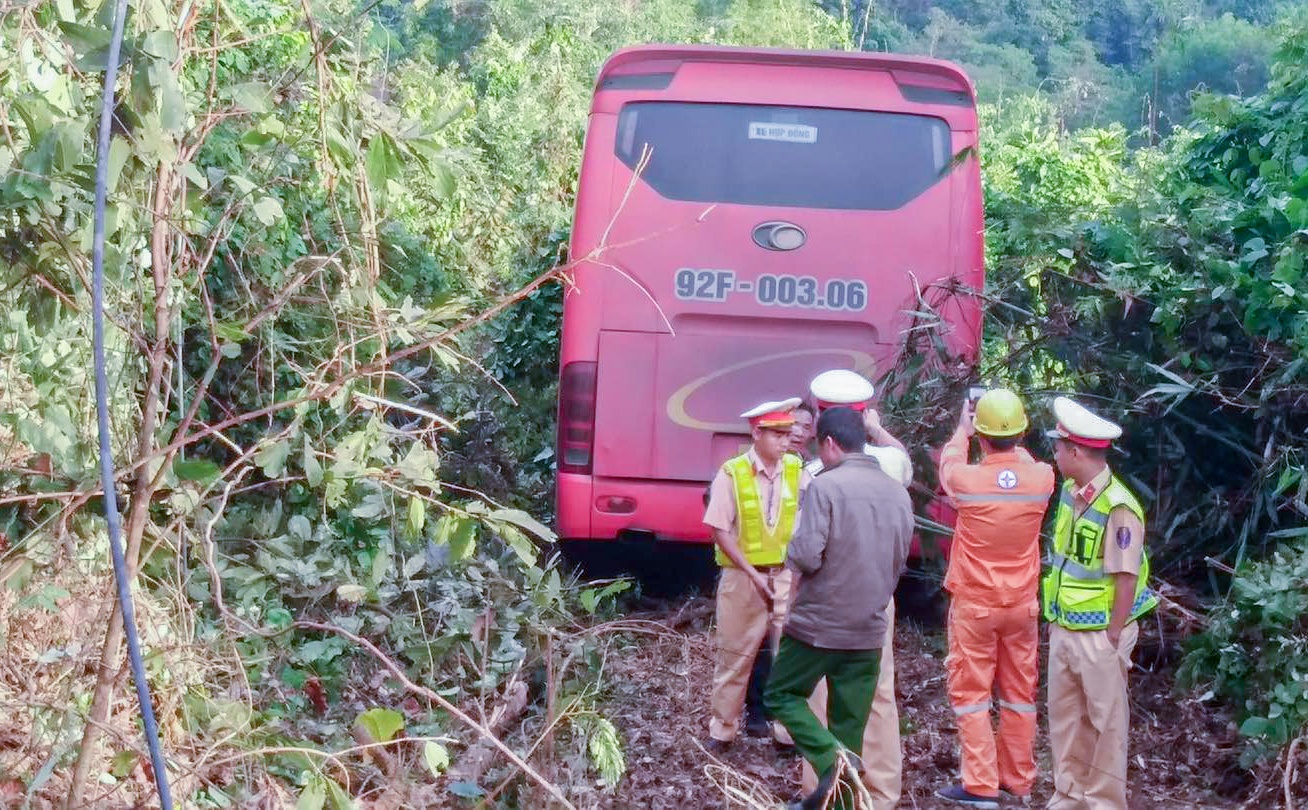 Oto lao xuong mep vuc, gan chuc khach nuoc ngoai thoat chet hinh anh