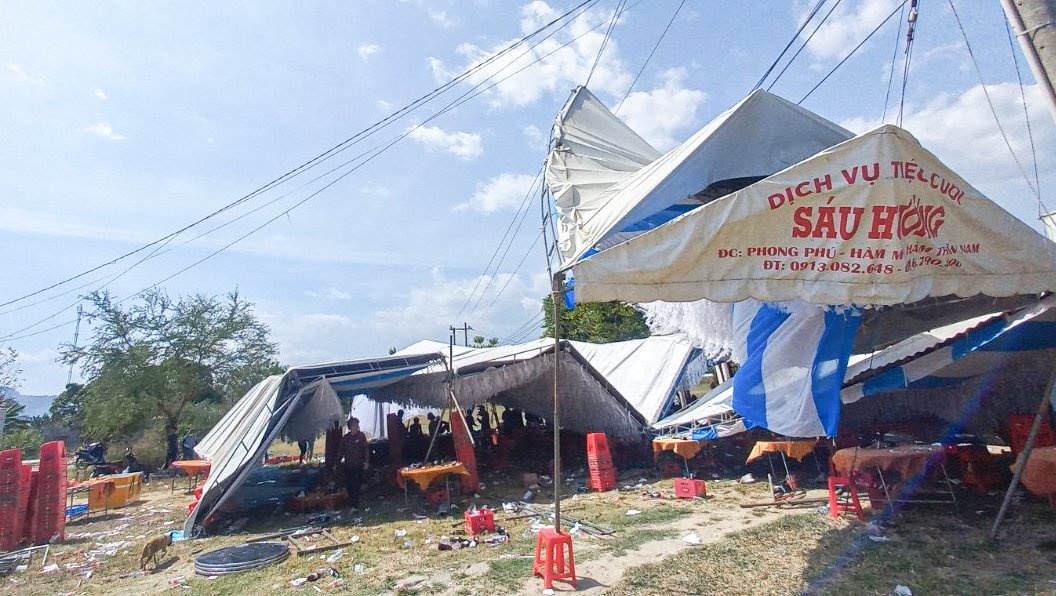 Loc xoay cuon bay rap cuoi, hang tram nguoi chay tan loan hinh anh