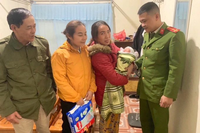 Be gai so sinh bi bo roi trong dem cung la thu 'con cua me, xin loi' hinh anh