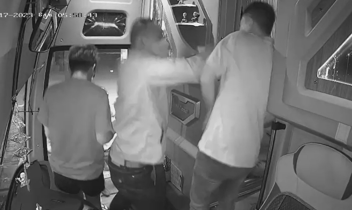 Khong dung lai tren cao toc de khach di ve sinh, tai xe bi danh? hinh anh