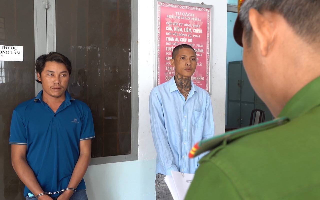 Canh sat doc lenh bat 2 bi can giet nguoi o Phan Thiet hinh anh