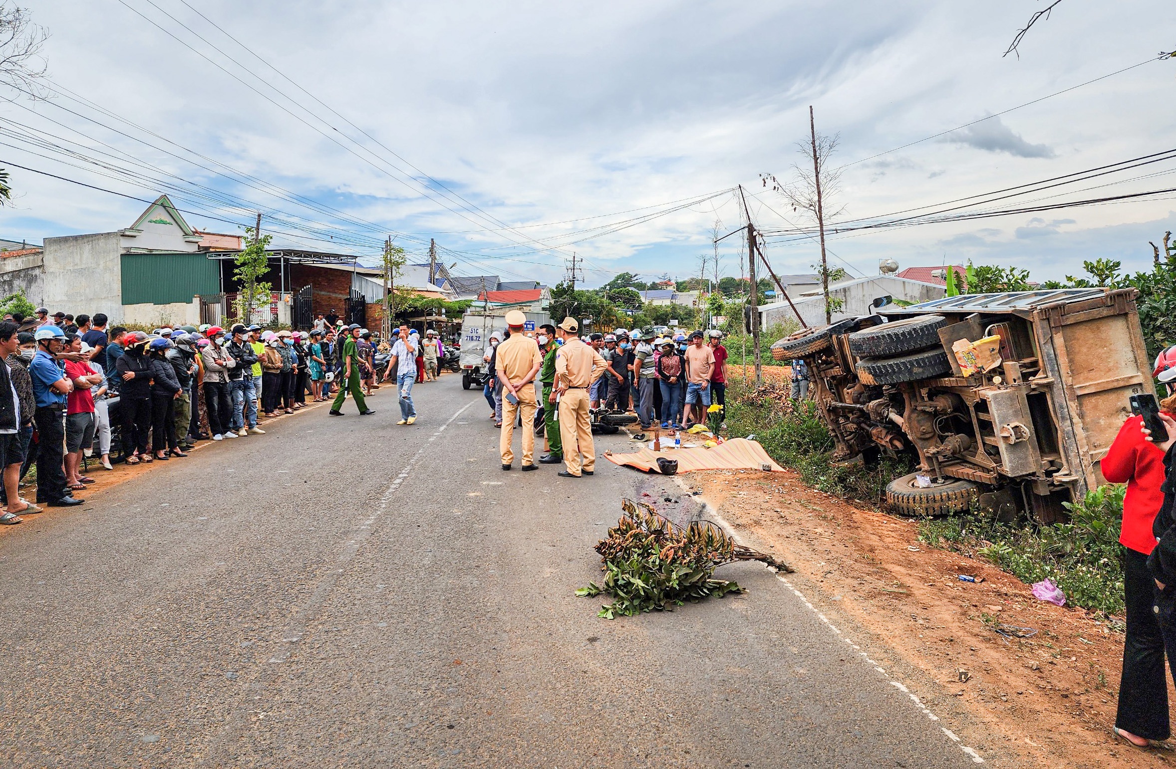 Nga xe truoc dau oto tai, nam thanh nien bi can tu vong hinh anh