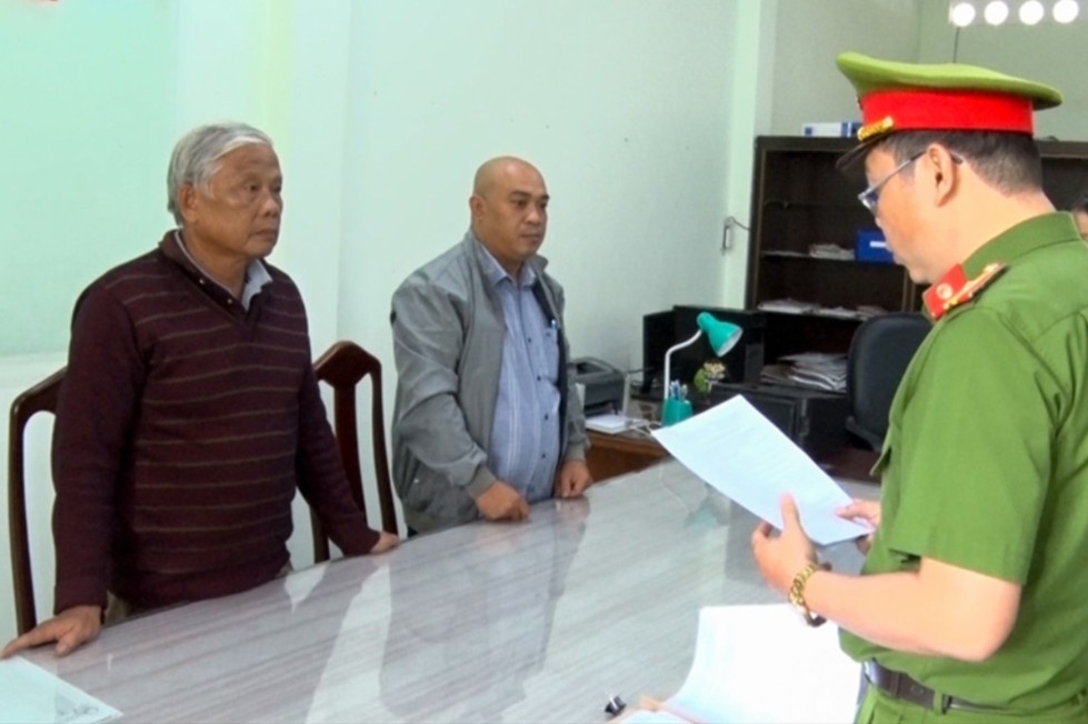 Vi sao dang kiem vien o Khanh Hoa bi tam giam? hinh anh