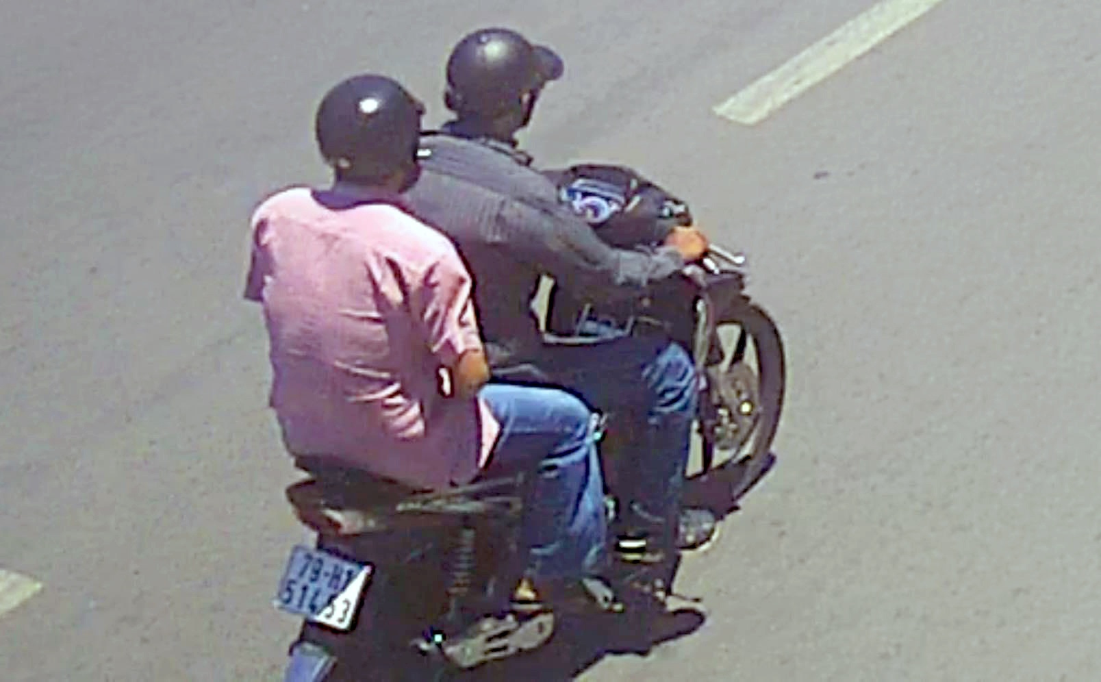 Bat giu nhom nguoi cuop giat gio xach cua du khach nuoc ngoai hinh anh