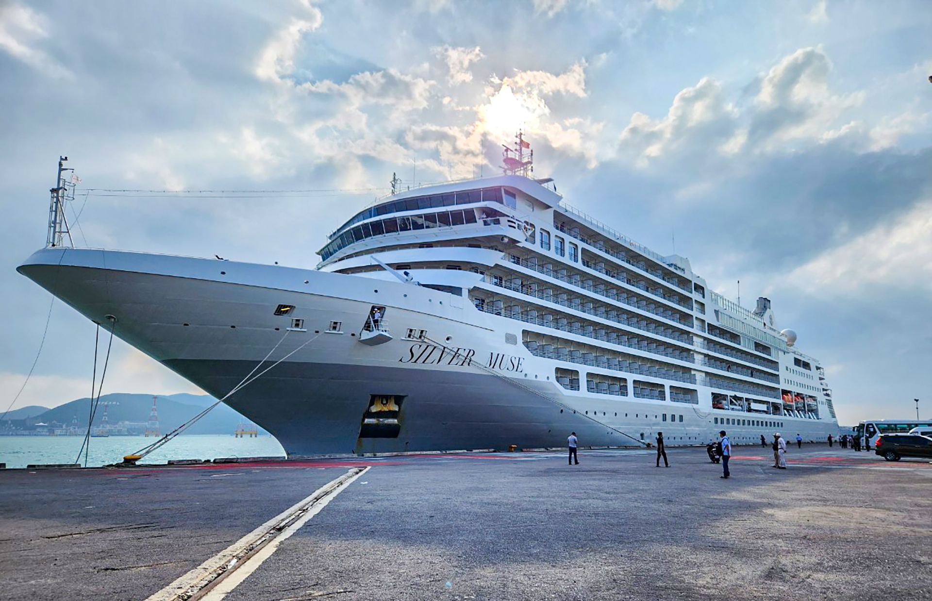 Tau 5 sao dua nghin du khach toi Nha Trang dau thang 3 hinh anh