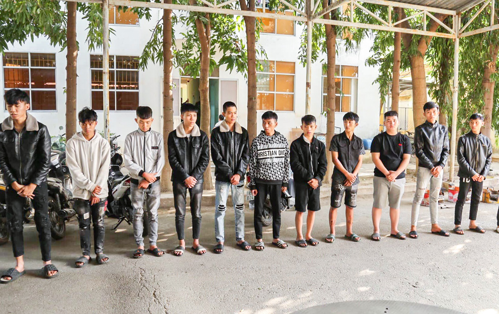 Phong 'bui' bi truy bat, goi dan em cam hung khi tra thu hinh anh