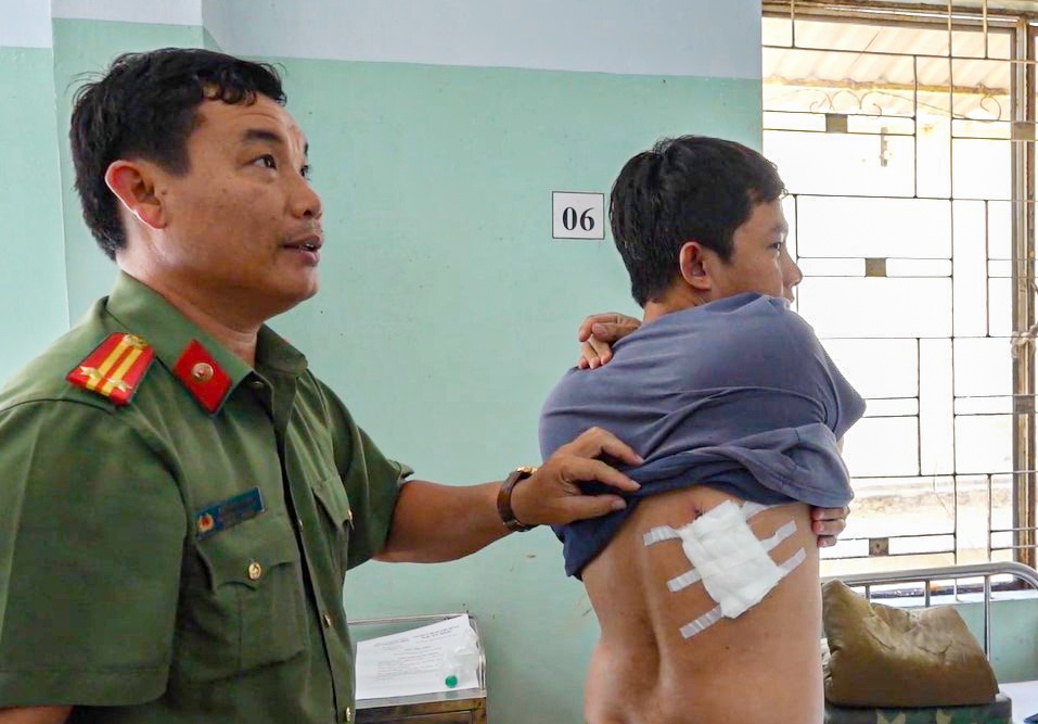 Hai canh sat bi nghi pham buon ban ma tuy tan cong hinh anh