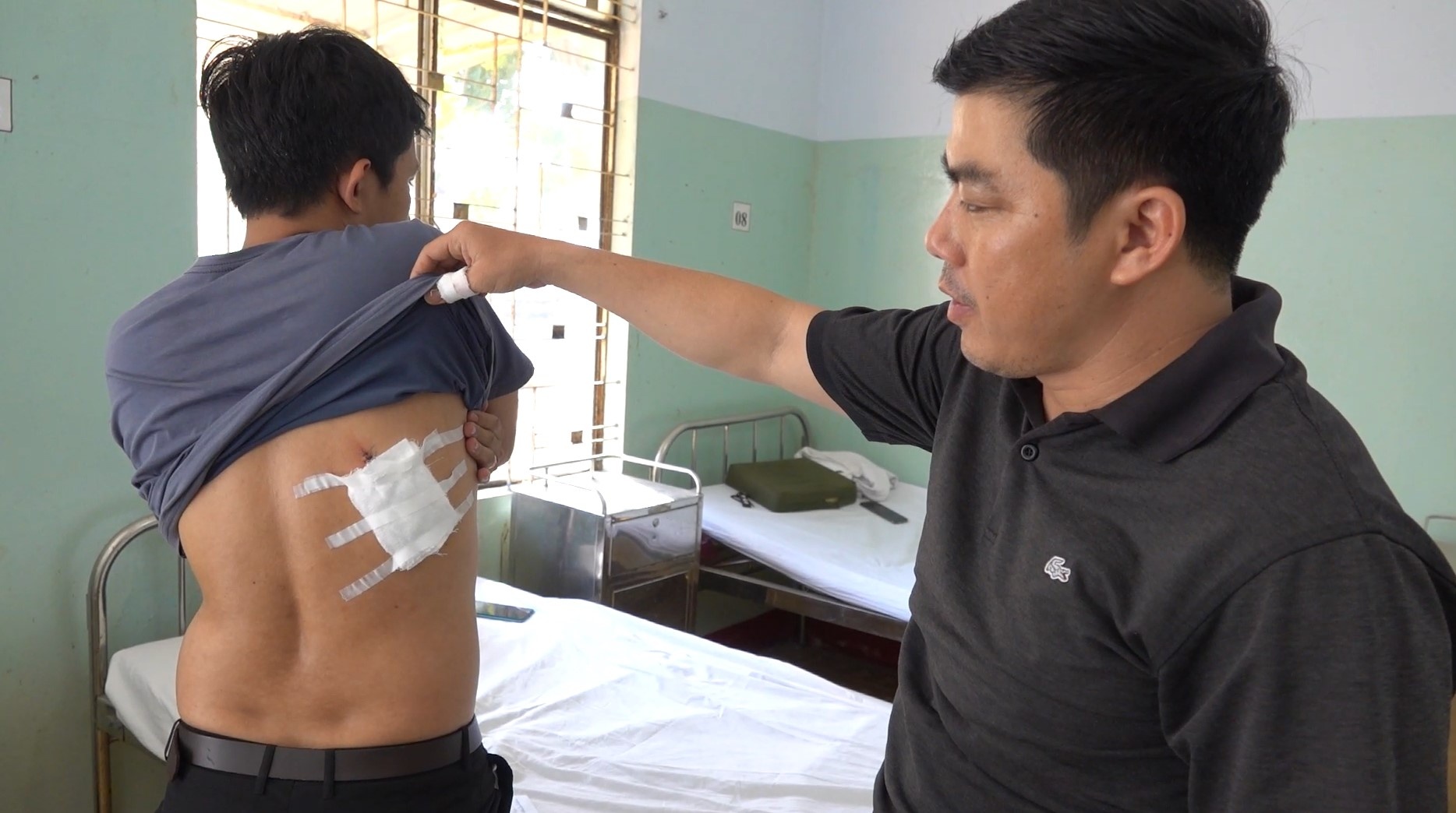 Pho truong cong an xa bi nghi pham mua ban ma tuy tan cong hinh anh