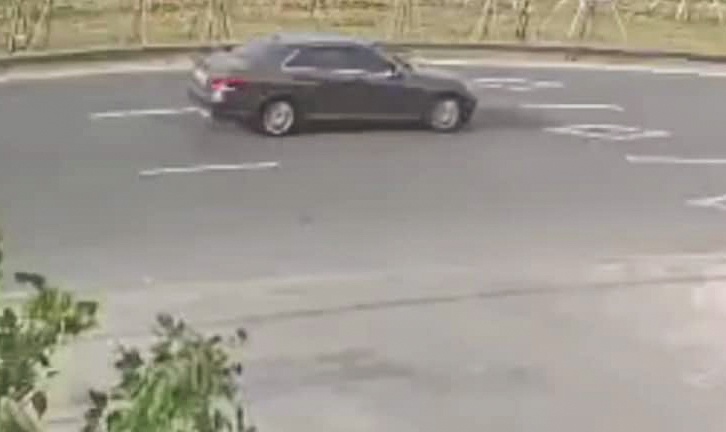 Tam giu xe Mercedes nghi gay tai nan roi bo tron hinh anh