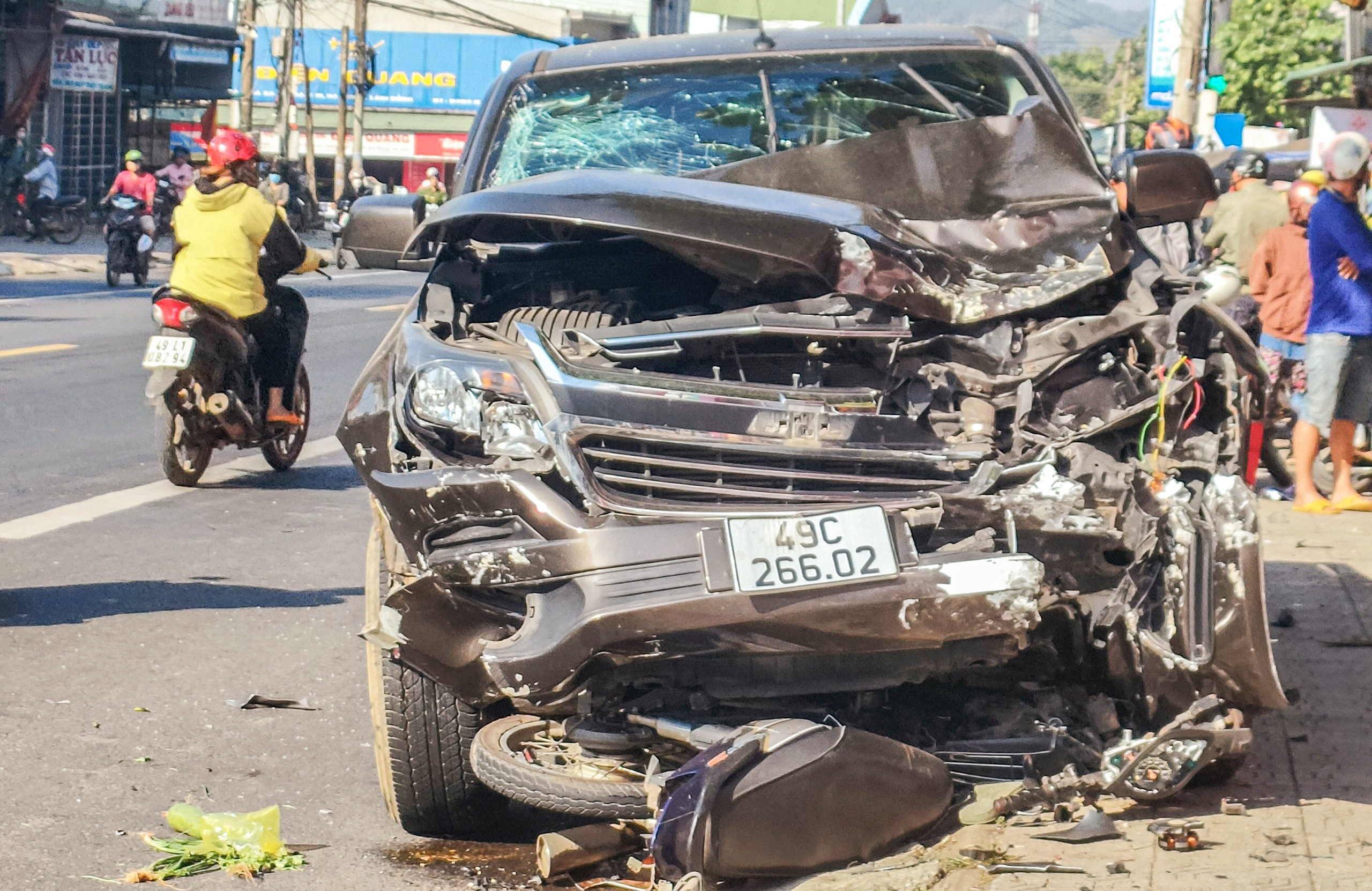 Xe ban tai lao sang duong nguoc chieu tong 2 xe may, mot nguoi chet hinh anh