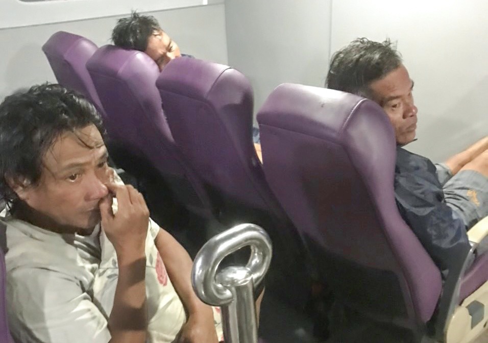 4 thuyen vien mat tich tren bien Phu Quy hinh anh