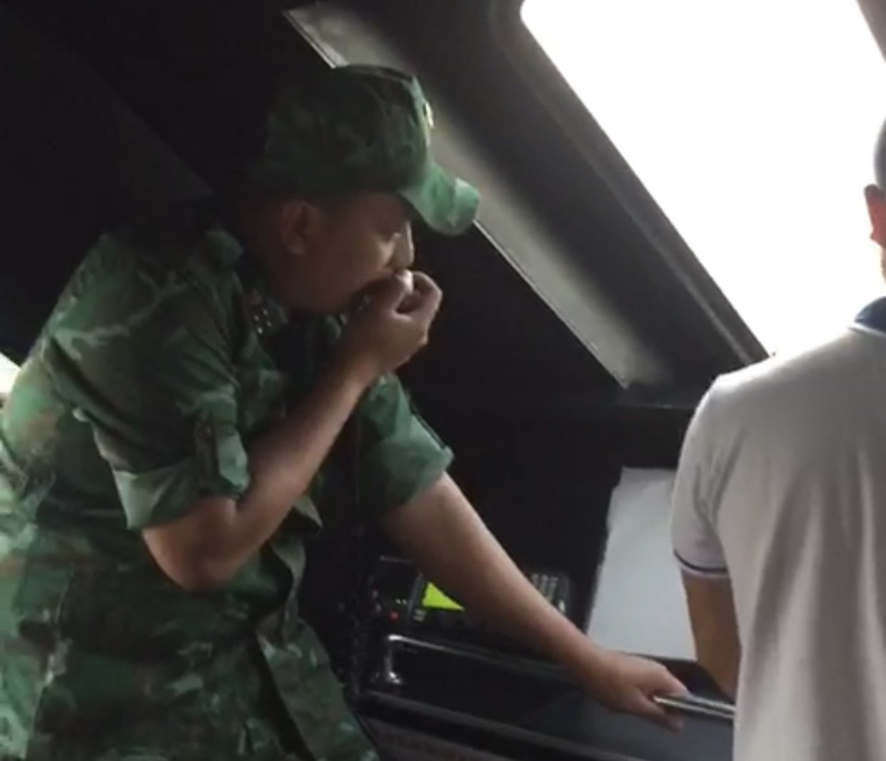 Dieu may bay tim thuyen vien mat tich tren bien Phu Quy hinh anh