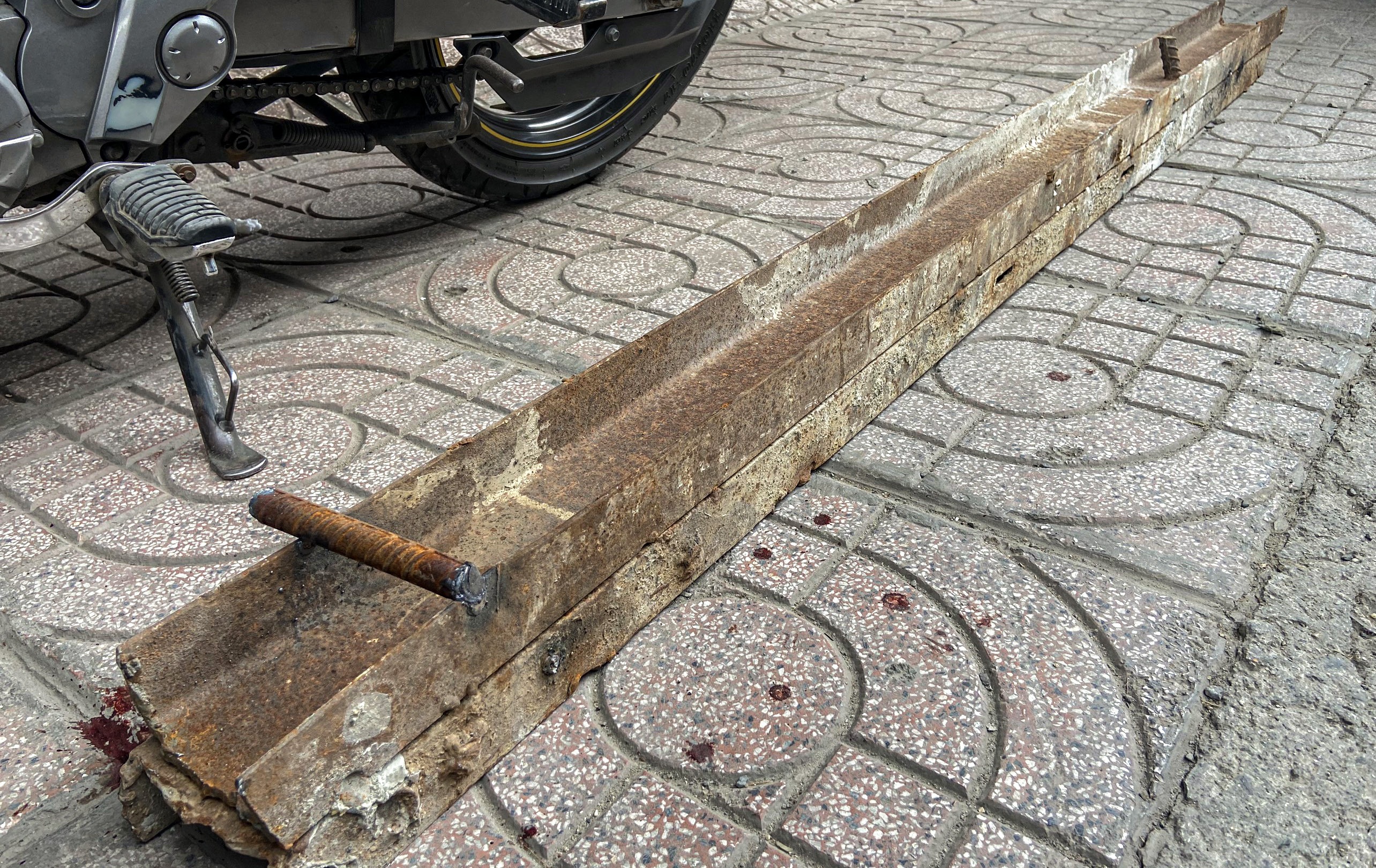 Roi thanh thep tai cong trinh, 2 nguoi bi thuong hinh anh