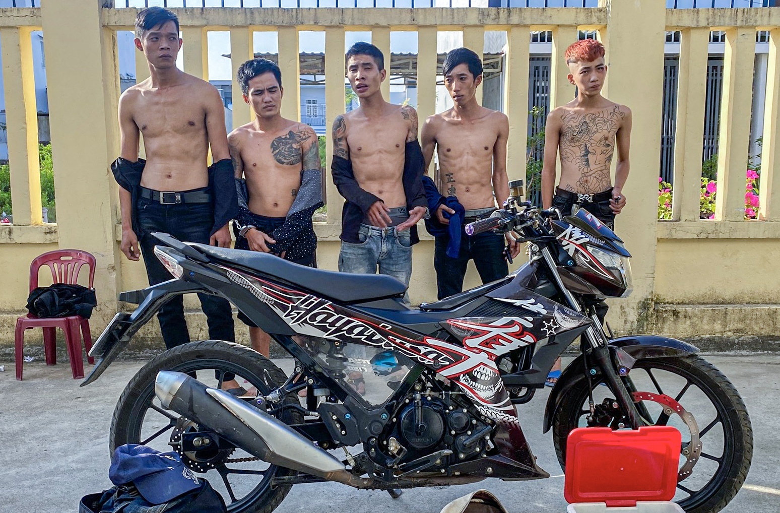 Nhom thanh nien gay ra 9 vu trom xe may lien tinh bi bat hinh anh